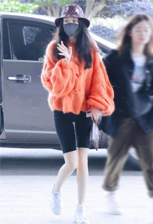 今年火了一种穿法，叫“卫衣+单车裤”，时髦新潮，明星都上头了