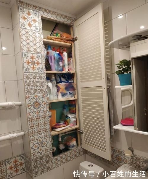 马桶|卫生间小更不要浪费，马桶后用推拉门隔出1㎡，东西归纳整整齐齐