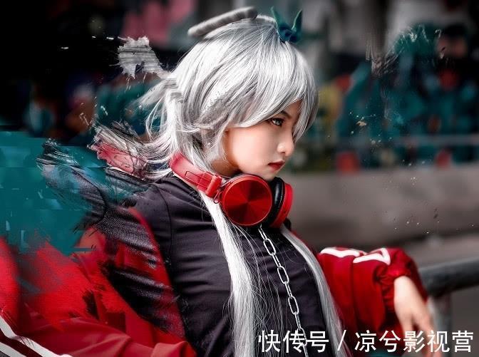 洛天依|15岁小萝莉cos洛天依，当她单膝蹲下一瞬间，网友：awsl