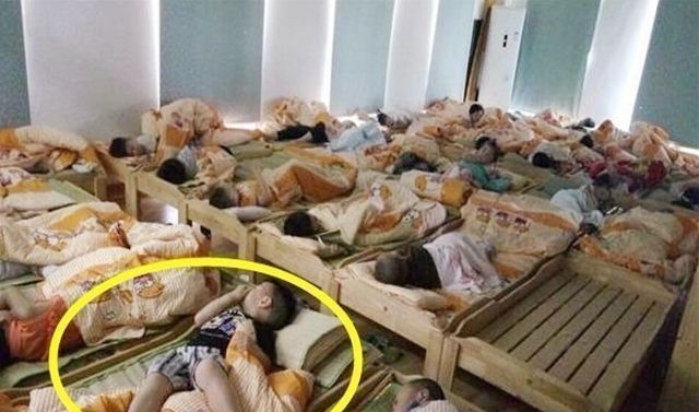 孩子|老师将孩子睡觉照片发到群里，家长看到后大闹幼儿园，园长道歉