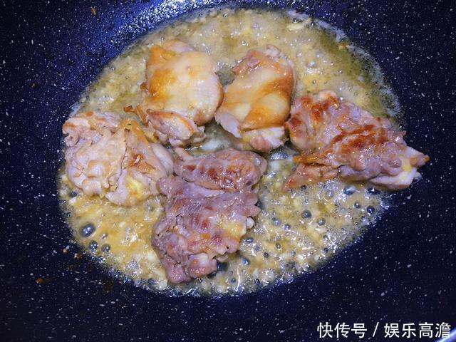 鸡扒很好吃,添加蒜瓣和蜂蜜,口感更加香甜