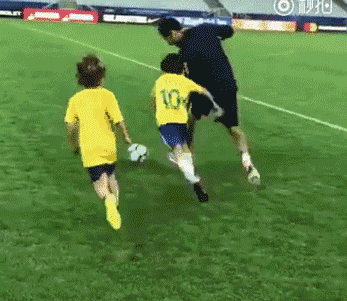 萱萱|4岁孩子一个动作导致高位截瘫！6岁以前别轻易给孩子报这些兴趣班