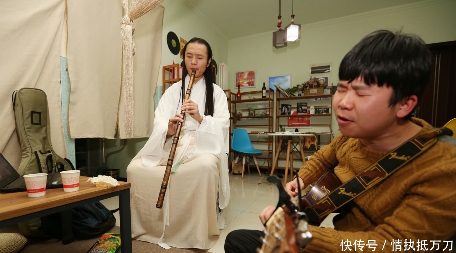 金少白|奇闻:男子喜爱汉文化,蓄长发穿汉服白衣飘飘,每天穿汉服上班