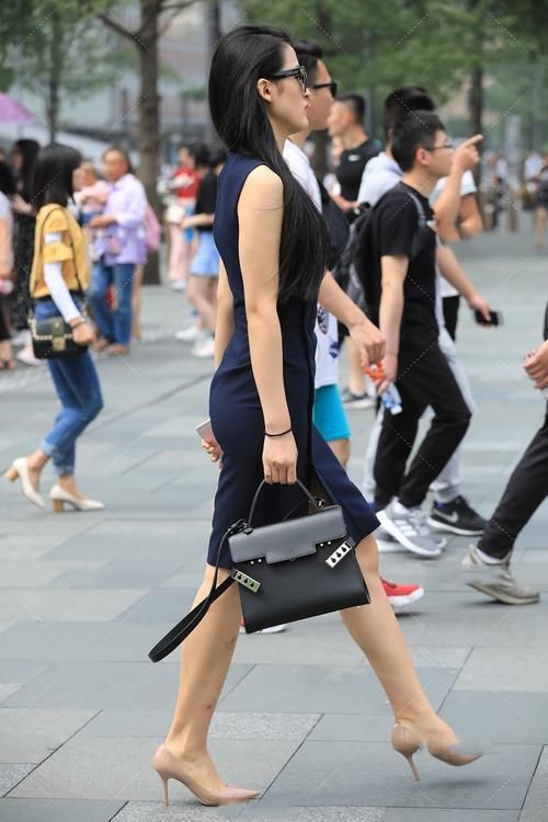 什么样的连衣裙优雅大气，时尚简约，快来看看这套穿搭吧！