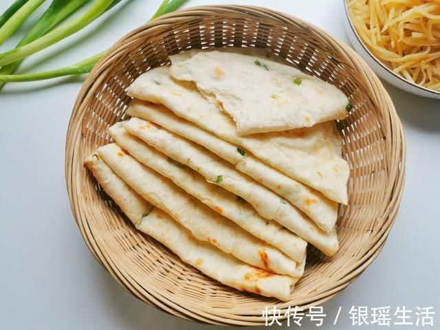 不粘锅|一家三口的晚餐,10张饼1盘菜,好吃接地气,老公抱怨没吃饱