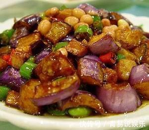 茄子不要再蒸着和炒着吃了,用这个做法,比糖醋排骨还好吃得多