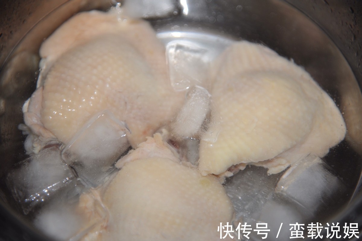入味|懒人版葱油鸡的做法,鲜嫩入味,葱香味四溢,咬一口就爱上的味道