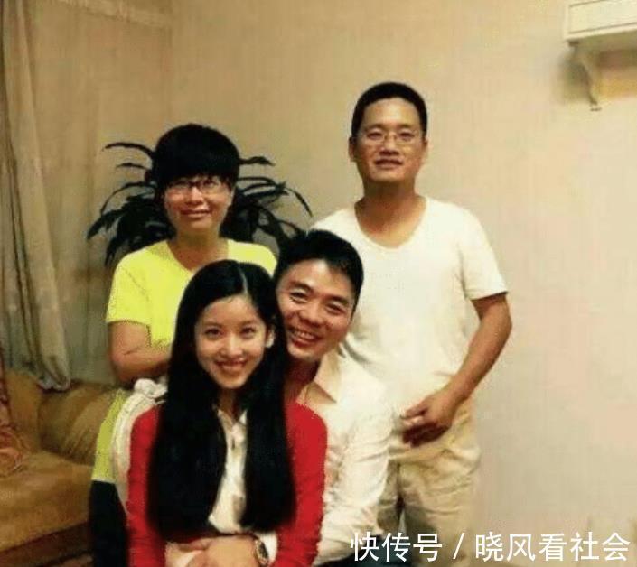 丈母娘|比刘强东只大5岁的丈母娘长啥样？当看到全家福后，网友：我自闭了