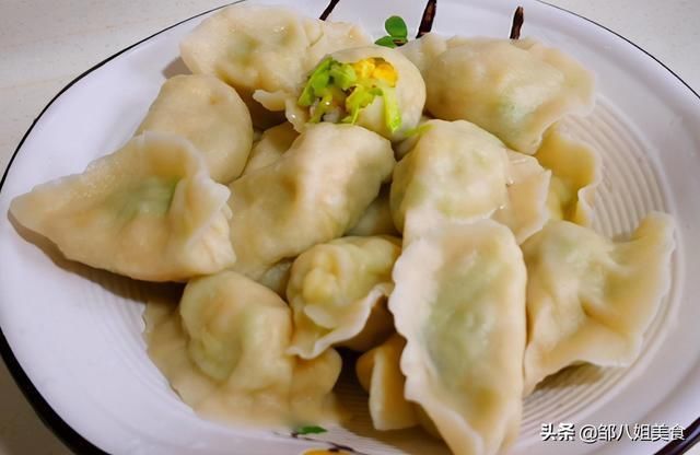夏天|夏天包饺子，不用韭菜不用白菜，用这个菜拌馅，不放肉都鲜美好吃