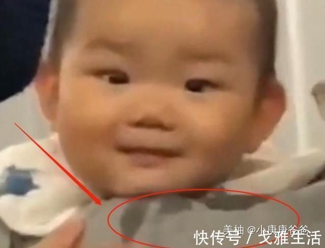 叮叮|“馋猫宝宝”高铁上看到有人吃东西,流了爸爸一肩膀口水,太萌了