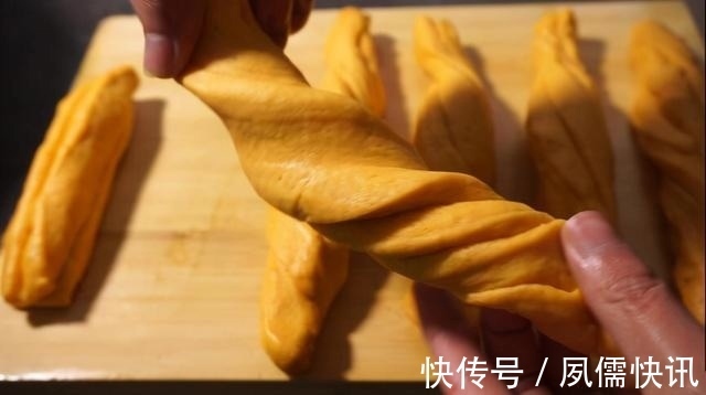大虎|红薯也能做油条，很多人不知道，不用泡打粉，蓬松酥脆好吃