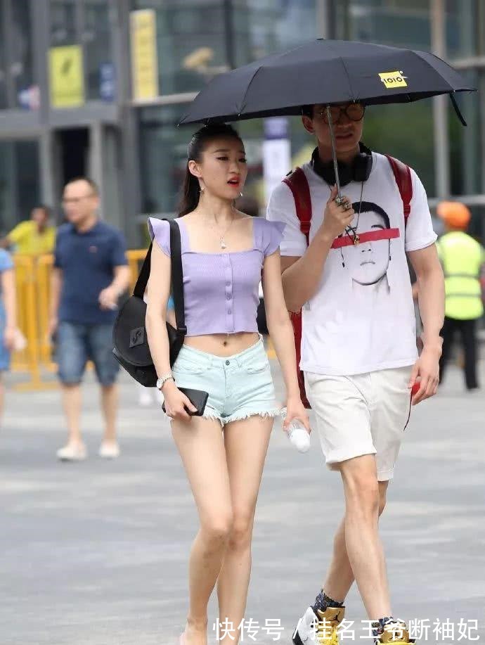 街拍|街拍美女90后的“魔鬼身材”,都有小哥哥保护