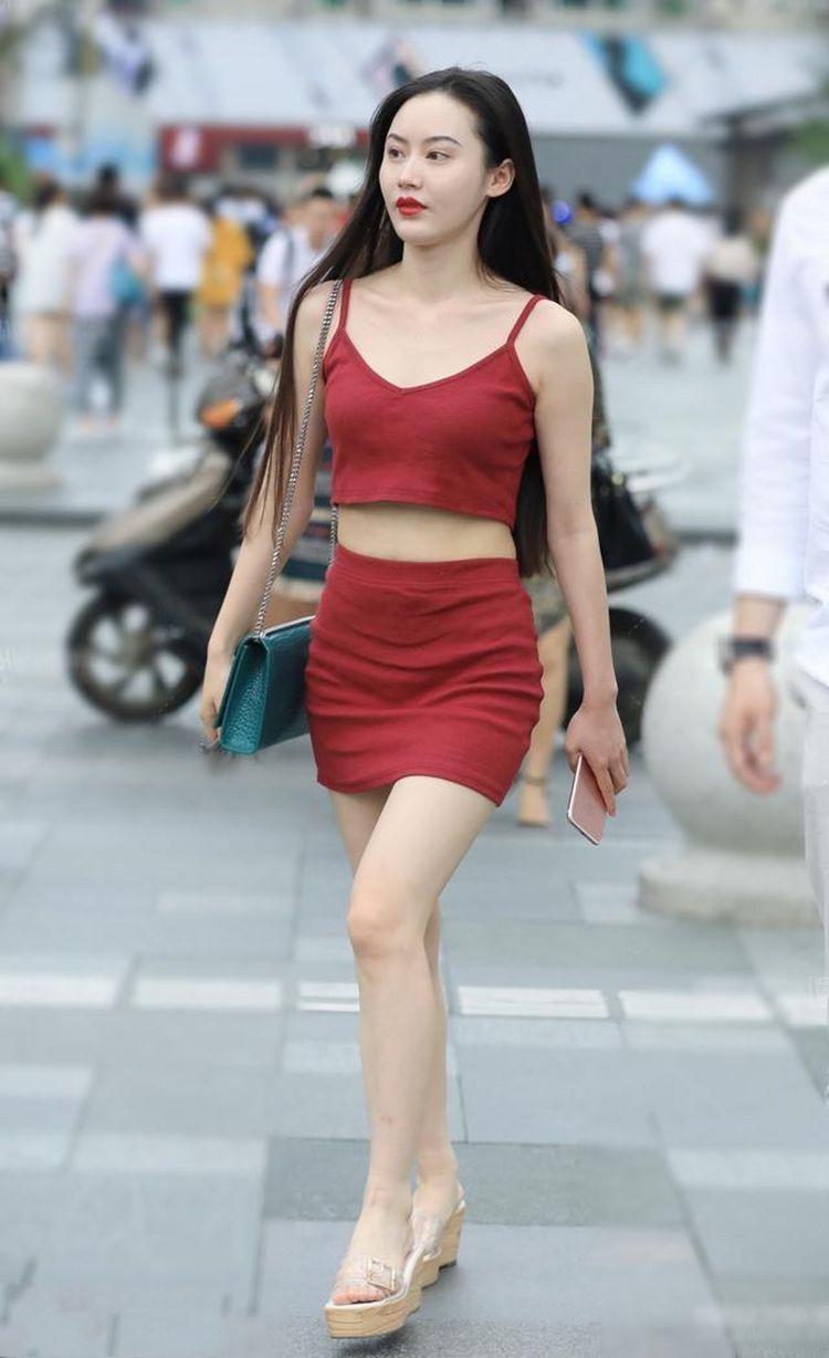小姐姐|路人街拍，美女所选的这款吊带裙，真的是将个性发挥到了极致