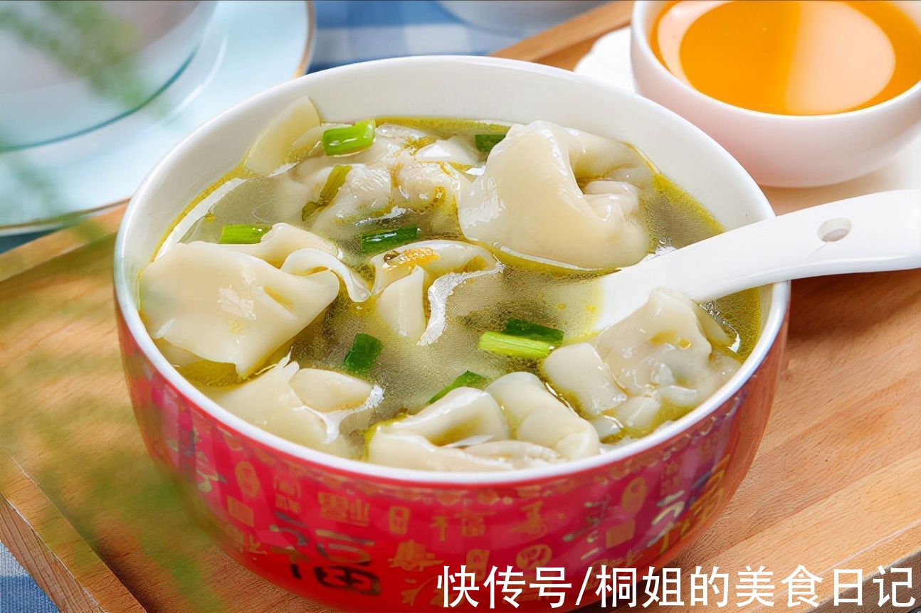 馄饨要想好吃,肉馅是关键,要想肉馅鲜嫩多汁,切记多放2味料