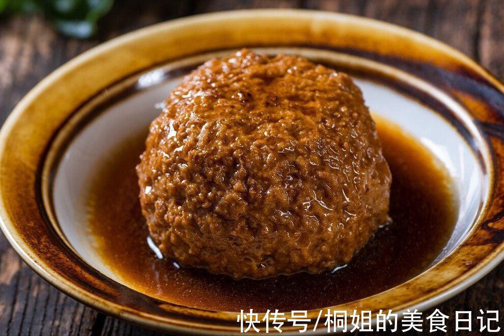 家常红烧狮子头，调肉馅最关键，Q弹香嫩很入味，连吃3个都不腻