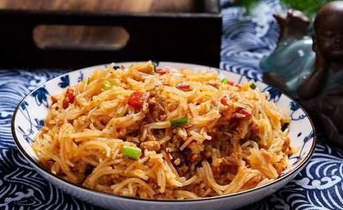 炒粉条时,焯水后不能直接炒,教你此做法,粉条根根分明,不成坨