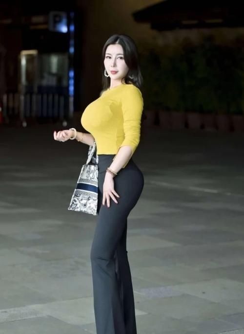 吊带衫 那舒适的穿搭，打造出舒适的微笑，就是鞋子有点让人失望