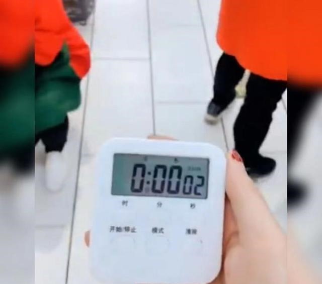 家长|小男孩考高分被奖励“随意购物”30秒火了,网友:争分夺秒挑零食