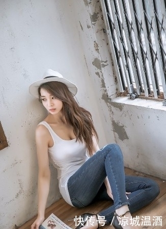 紧身牛仔裤:风姿绰约俏丽多姿的美女,尽显慵懒随性之美!