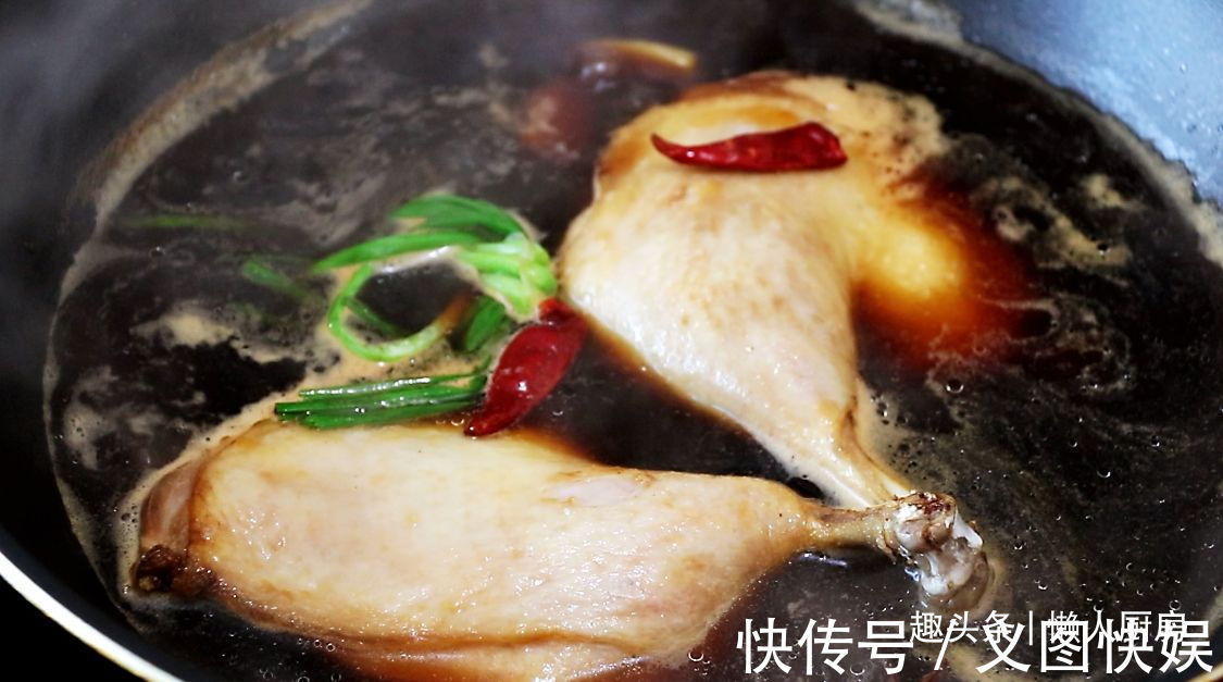 回家|7元买了两只鸭腿,回家简单做了一盘酱鸭腿,比卖的好吃多了