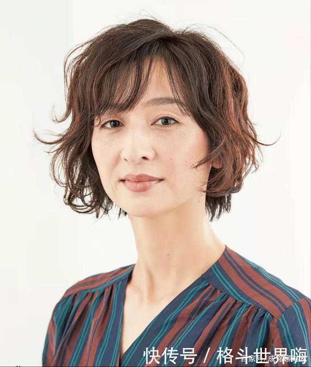 穿搭|老年人只适合剪短烫卷发型看看日本大妈的发型,减龄时尚又高级
