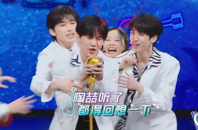 《王牌》迎来最会抢戏的嘉宾,汪峰张靓颖被挤出画外,关晓彤直接弃权