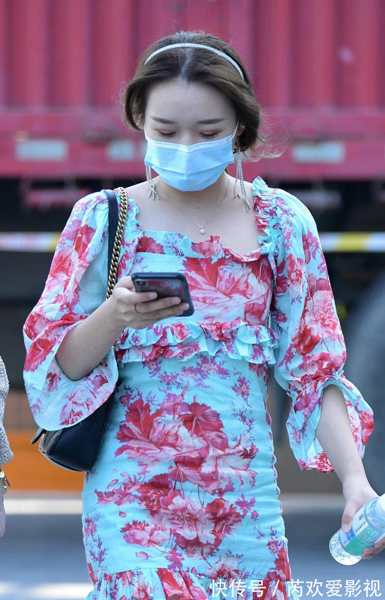 印花连衣裙 印花连衣裙搭配铆钉凉拖鞋,这样穿清爽凉快又惹眼好看