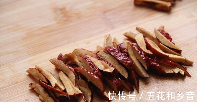 冬季，把红枣和生姜一起煮，没想到这么厉害，很多人不懂有啥用！