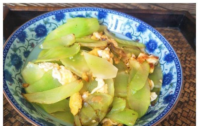 油锅|炒莴苣时,直接放油锅炒是外行,多加1步,莴苣清脆更好吃