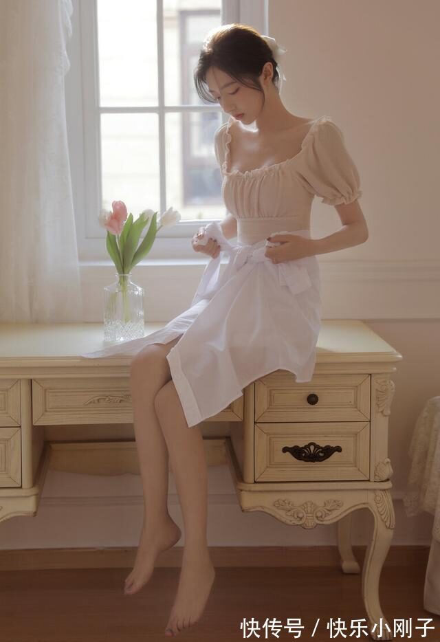 上衣 优雅苗条的美女,身材好,再搭配背部绑带上衣,很有时尚气质