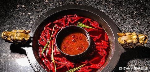 一锅翻滚的红汤，记录成都人对火锅的情结