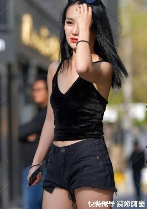 外套 黑色紧吊带搭配黑色短宽松牛仔打底裤,简洁利落,更具时尚感!