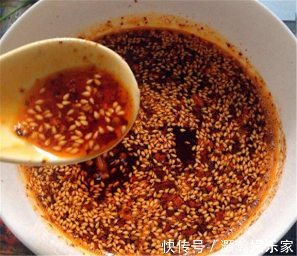 淋热油|做辣椒油时，直接淋热油就错了！大厨教你正确做法，辣椒油香又亮
