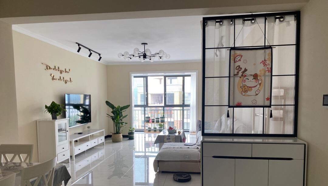 人家里|越來越多人不做吊頂,不做電視墻,看看她家裝修,簡約又漂亮