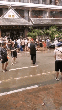 |搞笑GIF:第一次结婚没经验,岳父在上,小婿先干为敬