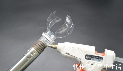 扫把上套个塑料瓶，放在家里特别实用，一年能省不少钱，涨知识了