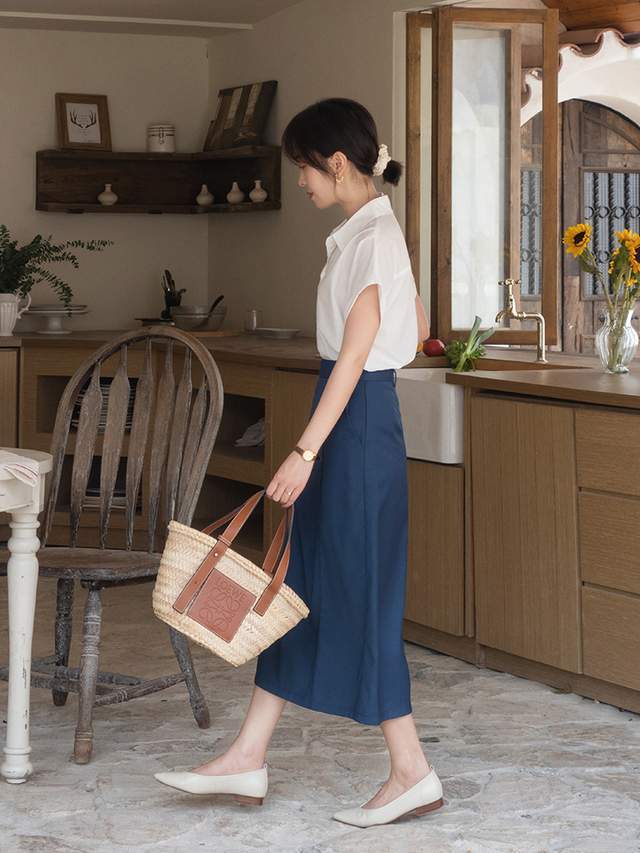 衬衫|33岁的女性如何穿衬衫才时髦?搭配上牛仔裤和蓝色西装裤,超好看