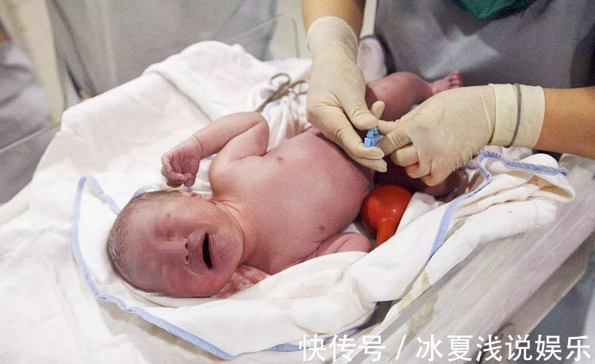 孩子|宝宝出生后用实力“复仇”,网友笑评:弄疼我了还想走?没门