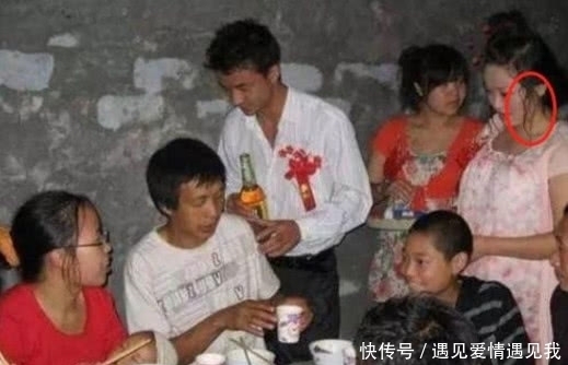 奇闻:农村“穷酸”婚礼,新娘穿睡衣结婚,网友:嫁给了爱情
