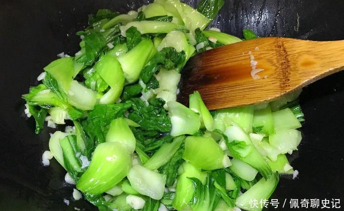 青菜|炒青菜，最忌洗了就下锅炒！做好3点，青菜鲜嫩翠绿，像饭店炒的