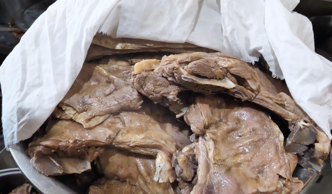 饭店|饭店老板做手抓羊肉,用一招让羊肉变紧实没膻味,每天煮几十只羊