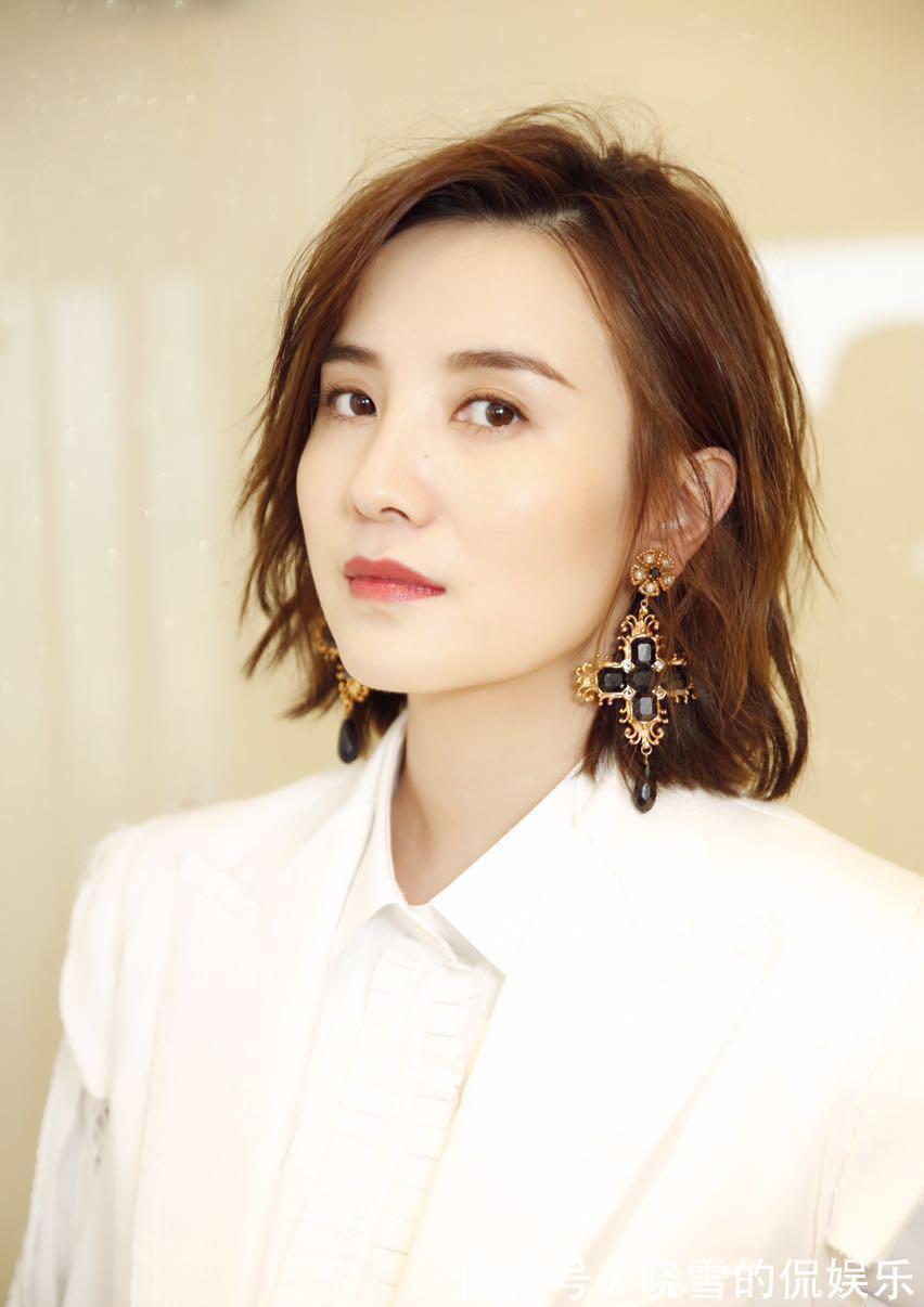 圆脸 女人过了48岁尽量少烫“大妈卷”,推荐这5种发型,时髦显气质呀