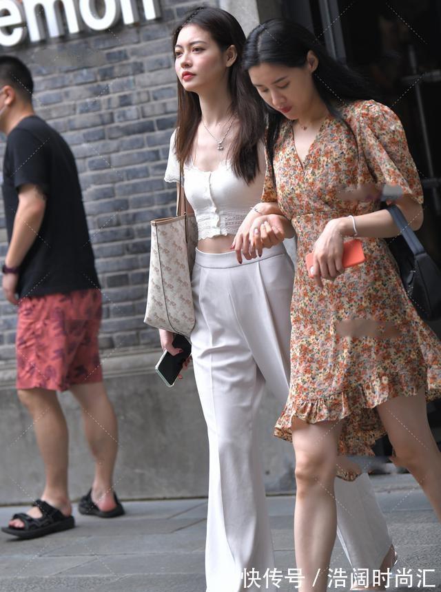 毛衣 黑灰色修身牛仔裤,搭配小款荷叶边上衣,小个子的福音