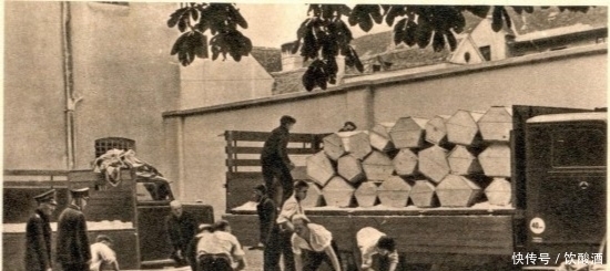 棺材|纳粹成批的枪毙犹太人的老照片:棺材就在旁边摆着,死一批装一批