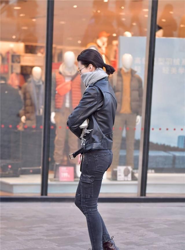 修身的牛仔裤,搭配一款黑色皮夹克,冬季的经典穿搭