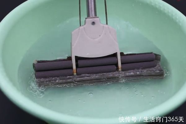 清水拖地等于白拖,在水里倒一点“它”,让地面干净不留水渍!