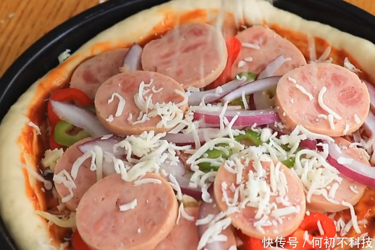 想吃披萨不用出去买,自己在家做,15块钱成本,做一次吃半月不坏