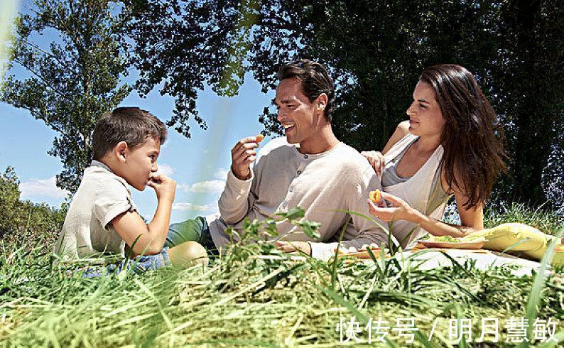 洪水猛兽|孩子沉迷玩手机咋办?聪明妈妈用3招,第一招真是绝了