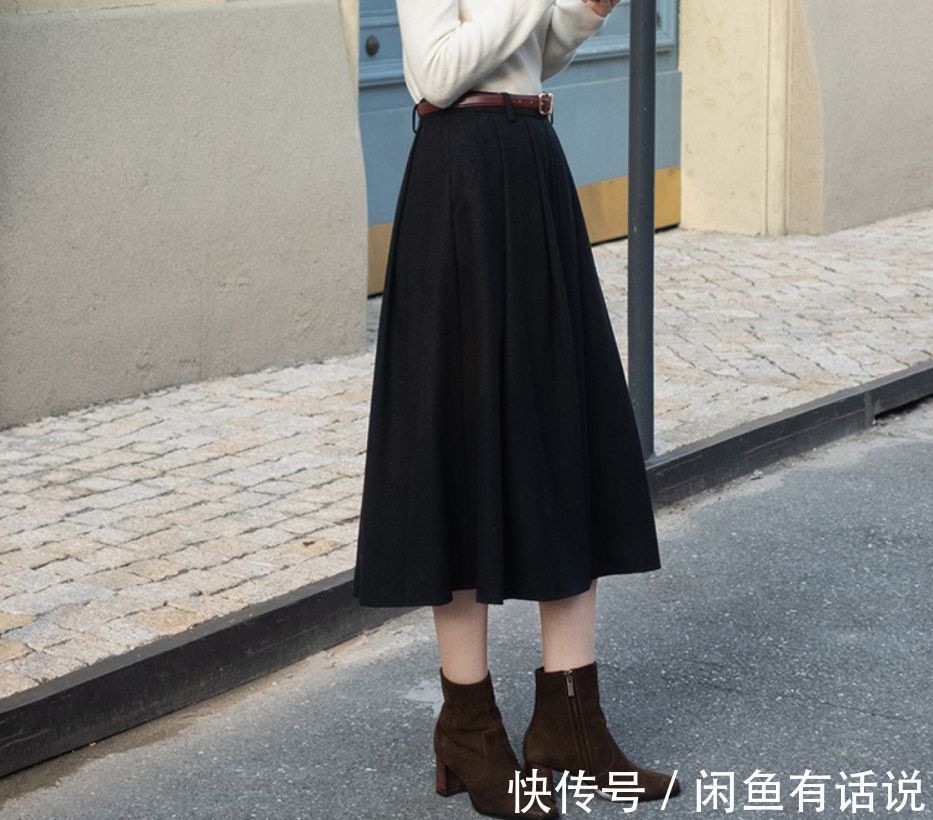 复古感 今年冬天火了一种穿法:叫“半裙+低跟靴”,优雅减龄,谁穿谁美