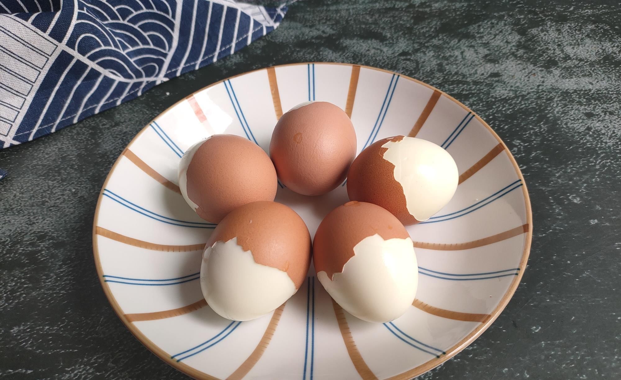 鸡蛋|煮鸡蛋,不要只用清水,水中多加两样,蛋壳一剥就掉,特省事